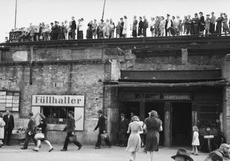 Berliners watch transport planes landing at Tempelhof Airport, Fritz Eschen, June-October 1948. © Deutsche Fotothek / Unbekannter Fotograf.