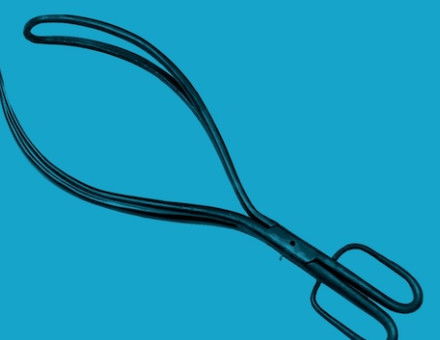 Obstetrical forceps, designed by the Chamberlen family in the 1600s. Wellcome Collection. Public Domain.