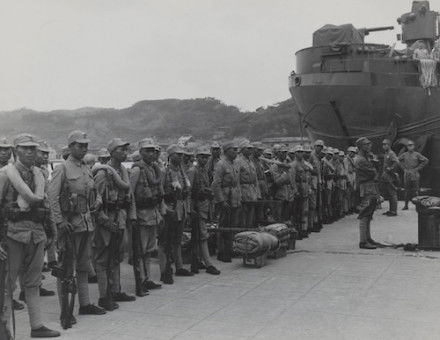 Chinese nationalist soldiers disembark from a US ship at Taiwan, October 1945. Nationaal Archief. Public Domain.