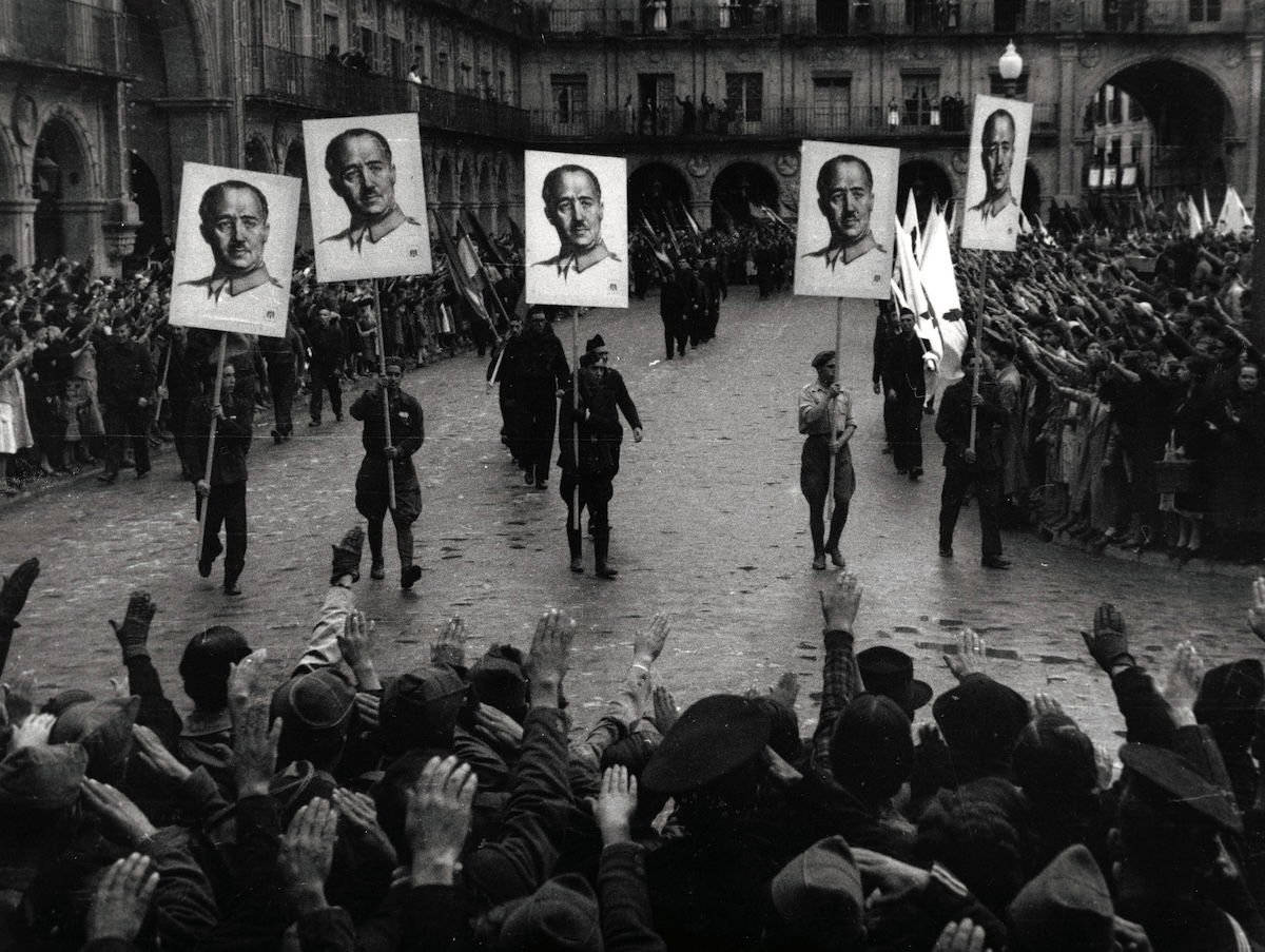 A parade in Salamanca celebrates the occupation of Gijón by Francoist troops, September 1937. Geopix/Alamy Stock Photo.