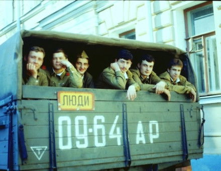 Young Red Army soldiers in Moscow, 1990. Dupont66 (CC BY 4.0).