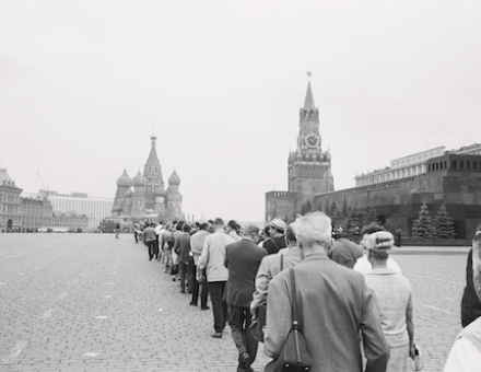 A queue in front of the Lenin Mausoleum, by Hans Gerber, August 1965. ETH Library Zurich, Image Archive / Com_L15-0757-0600-0002 (BY-SA 4.0).